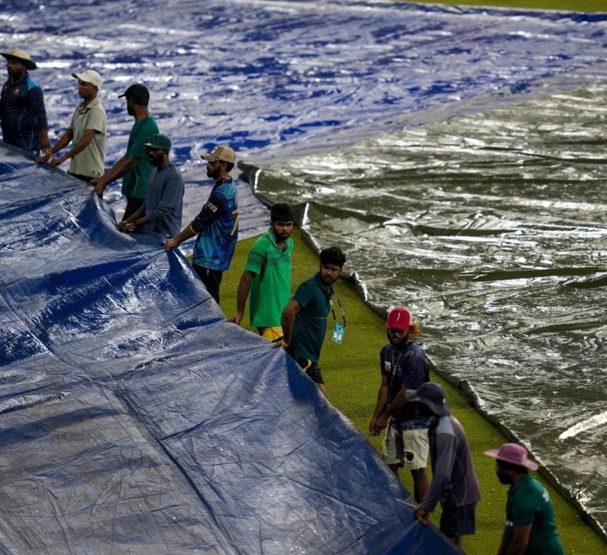 बारिश के साए में IND vs PAK मुकाबला, मैदान ढकने के बाद बढ़ी फैंस की चिंता