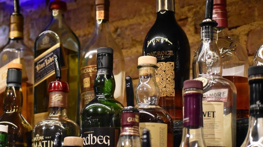 काचीगुड़ा स्टेशन पर 70 डिफेंस शराब की बोतलें जब्त, एक गिरफ्तार