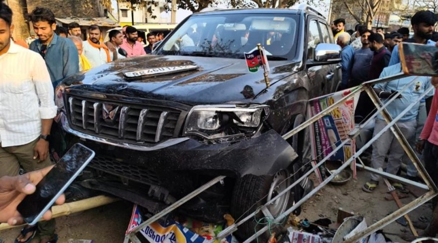 जमुई में सड़क हादसा: लोजपा (रामविलास) का झंडा लगी स्कॉर्पियो बेकाबू, कई बाइक और दुकान को मारी टक्कर