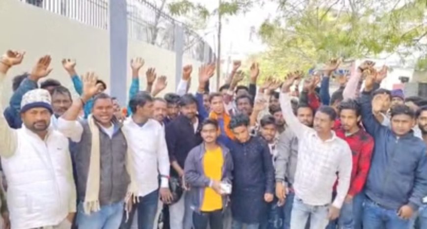 मुजफ्फरपुर: डीजे प्रतिबंध की मांग पर भड़के संचालक, एमएलसी आवास का किया घेराव