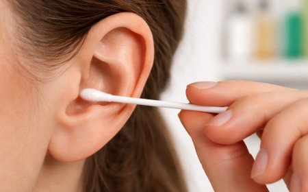 क्या ईयरबड्स से कान साफ करना सही है? डॉक्टरों ने बताया यह आदत क्यों बन सकती है खतरनाक, जानें समाधान।