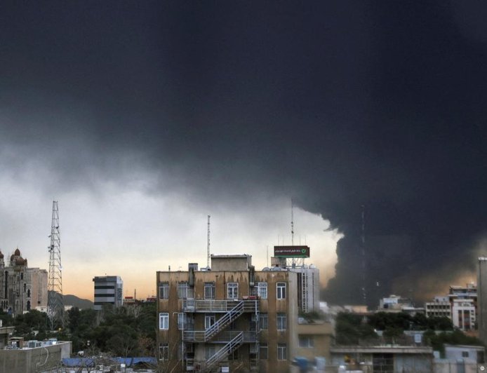 ईरान से मिसाइल दागे जाने का दावा, सऊदी की उत्पादन कटौती से तेल बाजार में उथल-पुथल