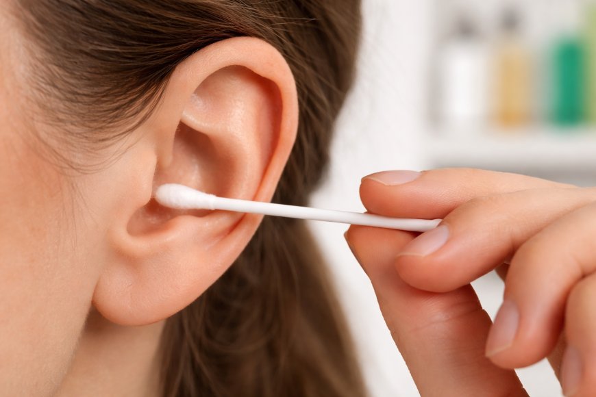 क्या ईयरबड्स से कान साफ करना सही है? डॉक्टरों ने बताया यह आदत क्यों बन सकती है खतरनाक, जानें समाधान।
