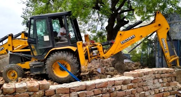 गाजियाबाद में 20 साल पुराने मदरसे पर बुलडोजर कार्रवाई | फोटो: हिन्दुस्तान न्यूज वेबसाइट