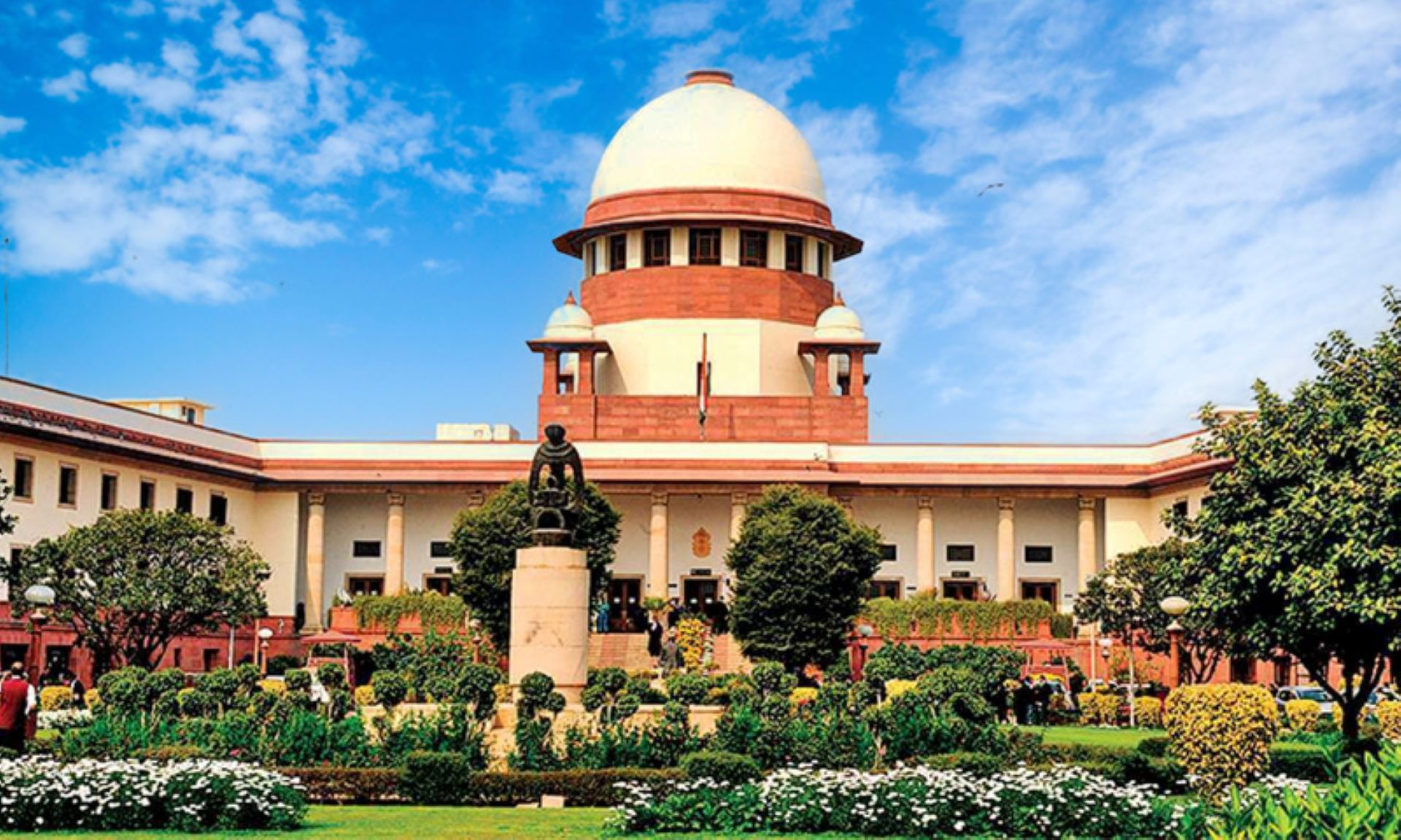 फुटपाथ पर पैदल चलना मौलिक अधिकार: सुप्रीम कोर्ट फुटपाथ पर पैदल चलना मौलिक अधिकार: सुप्रीम कोर्ट