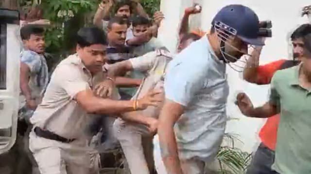 अंडों की बौछार में घिरे भोला सिंह | फोटो: न्यूज 18 हिंदी