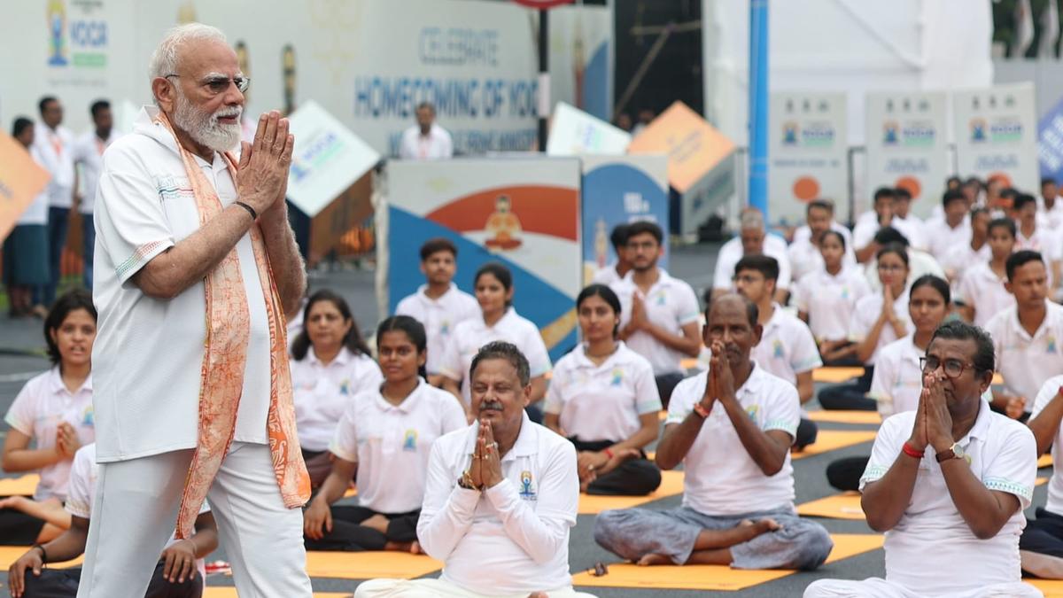 अंतरराष्ट्रीय योग दिवस के अवसर पर योगाभ्यास में शामिल प्रधानमंत्री नरेंद्र मोदी। | Source: THE HINDU
