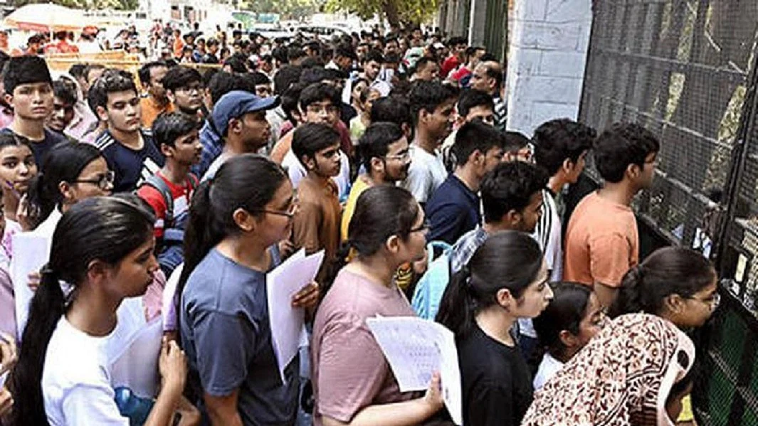 बिहार में NEET परीक्षा के दौरान फर्जीवाड़े का खुलासा। बिहार में NEET परीक्षा के दौरान फर्जीवाड़े का खुलासा।