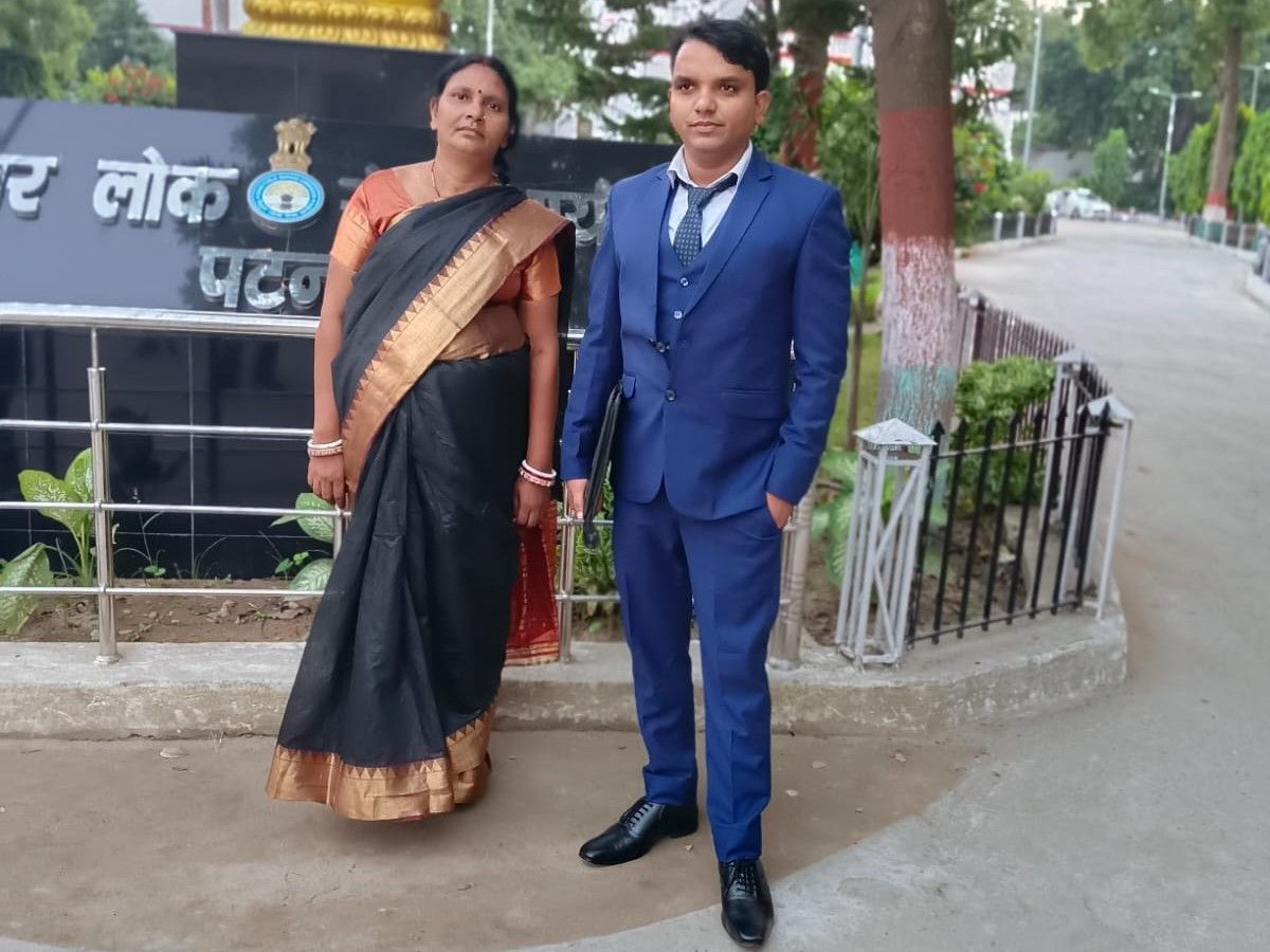 BPSC 70वीं परीक्षा में सफल होने के बाद औराई के राकेश कुमार और रागिनी कुमारी की उपलब्धि पर खुशी का माहौल। | Source: Social media