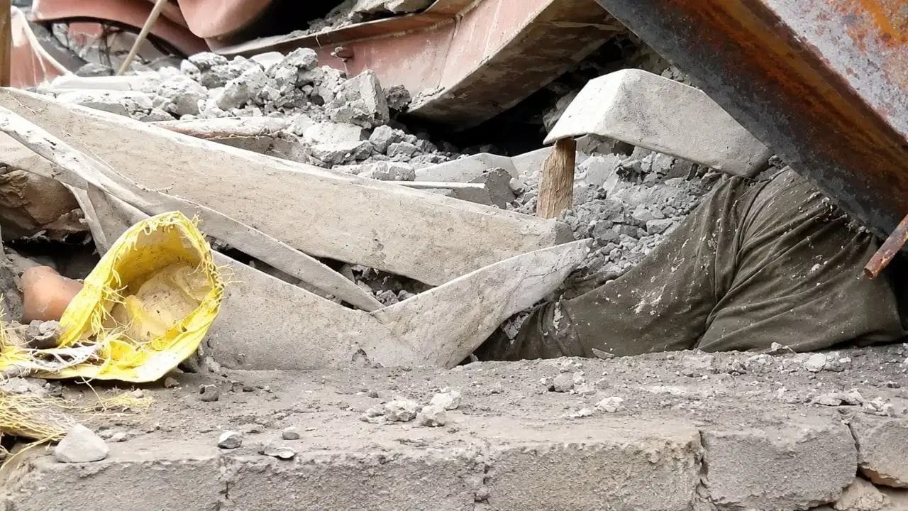 अफरा-तफरी मच गई जब एक निर्माणाधीन गोदाम की विशाल छत अचानक भरभराकर गिर पड़ी।