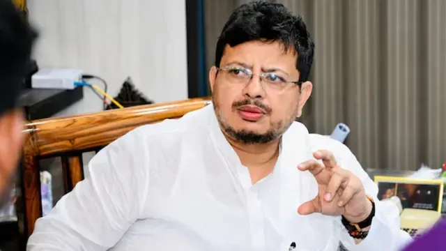 ऋतब्रत गुट ने चुनाव आयोग को सौंपे दस्तावेज।