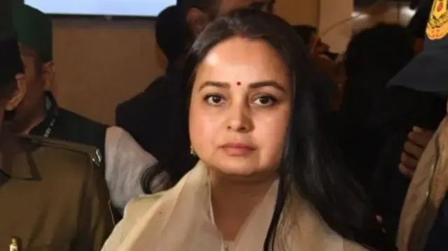 पासपोर्ट और नागरिकता प्रमाण को लेकर केंद्र सरकार पर सवाल उठाती रोहिणी आचार्य। पासपोर्ट और नागरिकता प्रमाण को लेकर केंद्र सरकार पर सवाल उठाती रोहिणी आचार्य।