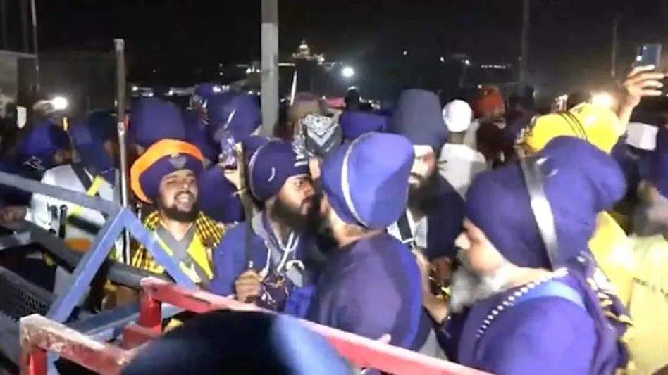 उत्तराखंड के कुल्हाल बॉर्डर पर निहंग सिखों के जत्थे को रोकती पुलिस | Source: Social media उत्तराखंड के कुल्हाल बॉर्डर पर निहंग सिखों के जत्थे को रोकती पुलिस | Source: Social media