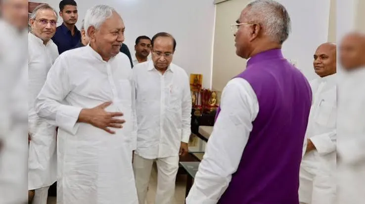 पटना में मुख्यमंत्री नीतीश कुमार से मुलाकात के दौरान पूर्व केंद्रीय मंत्री आरसीपी सिंह। | Source: Social media