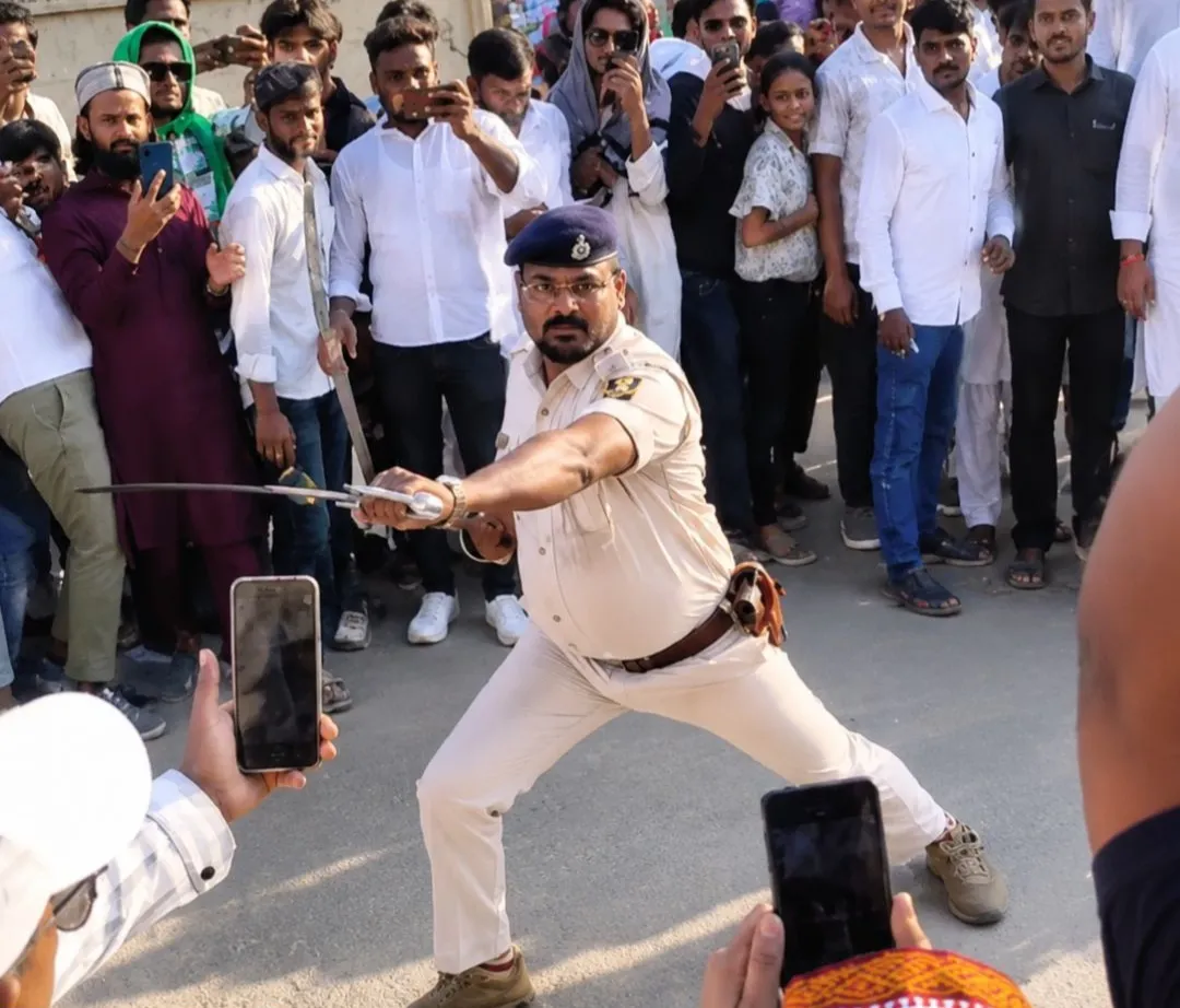 ताजिया जुलूस में तलवारबाजी करते दरोगा का वायरल वीडियो, SSP की कार्रवाई के बाद लाइन हाजिर ताजिया जुलूस में तलवारबाजी करते दरोगा का वायरल वीडियो, SSP की कार्रवाई के बाद लाइन हाजिर