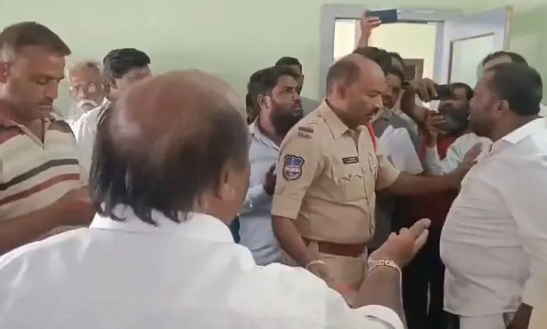 तेलंगाना के निज़ामाबाद में टीचर आमिर खान के बाद अरूबा के अनुयायी विवाद से कथित मारपीट का मामला। | Source: Social media