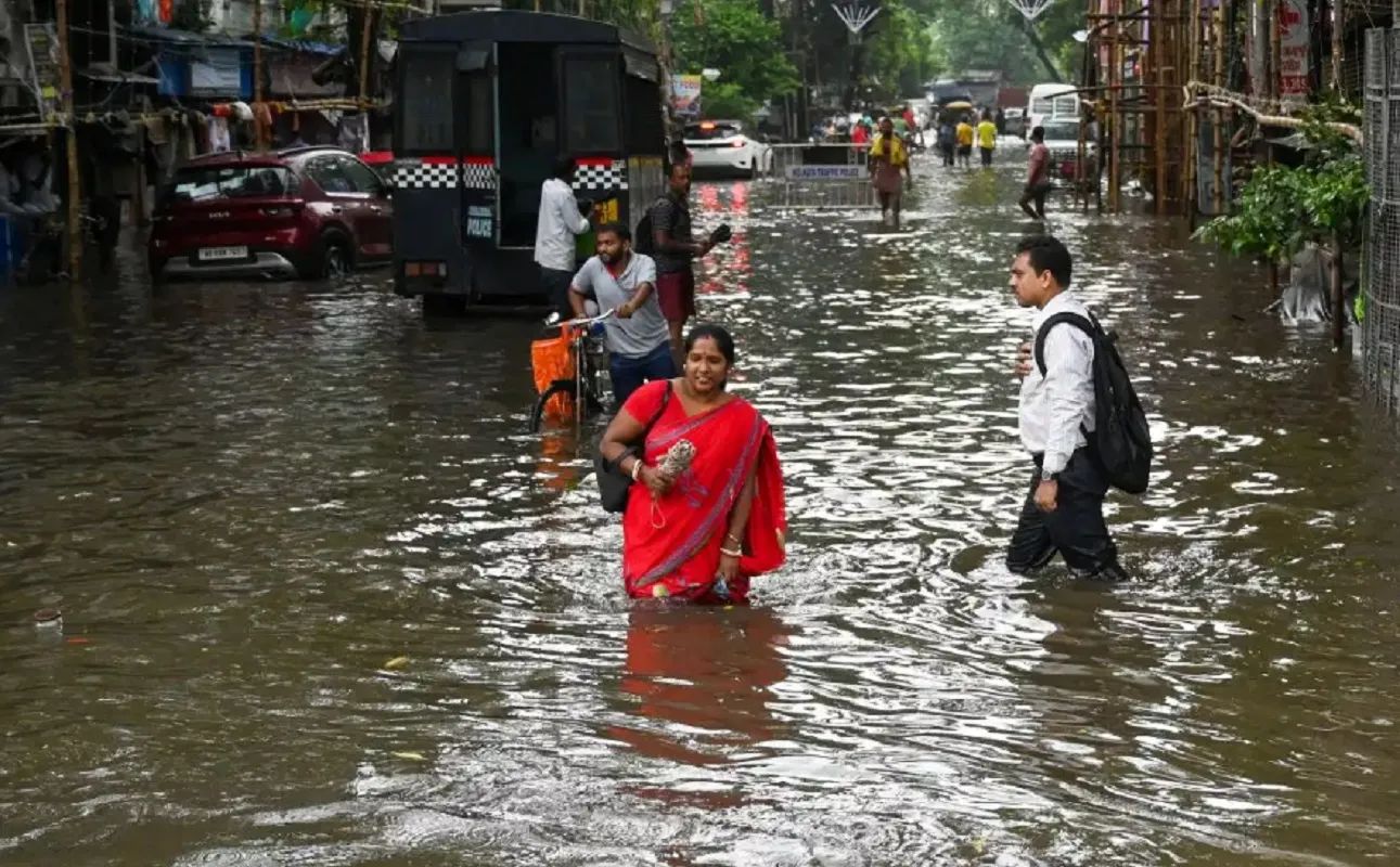 पश्चिम बंगाल और सिक्किम में भारी बारिश के बीच जलभराव, बाढ़ और भूस्खलन को लेकर मौसम विभाग की चेतावनी। | Source: Social media पश्चिम बंगाल और सिक्किम में भारी बारिश के बीच जलभराव, बाढ़ और भूस्खलन को लेकर मौसम विभाग की चेतावनी। | Source: Social media