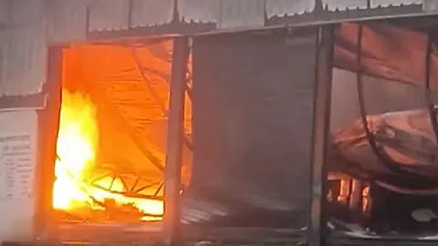 पटना के दीदारगंज में महुली रोड में आग पटना के दीदारगंज में महुली रोड में आग
