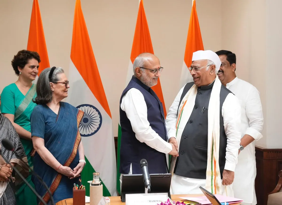 राज्यसभा सदस्य के रूप में शपथ लेते कांग्रेस अध्यक्ष मल्लिकार्जुन खरगे | फोटो: ANI राज्यसभा सदस्य के रूप में शपथ लेते कांग्रेस अध्यक्ष मल्लिकार्जुन खरगे | फोटो: ANI