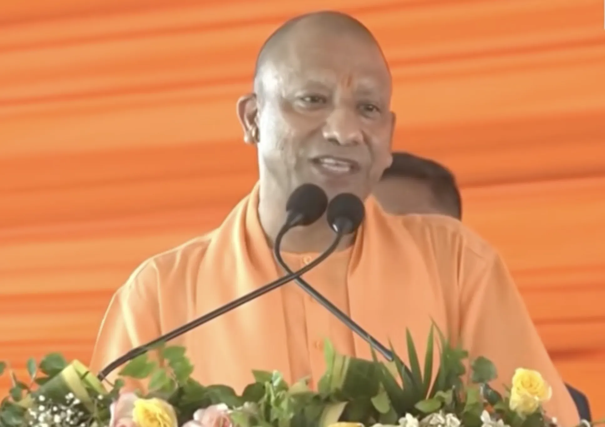मंच पर संबोधित करते हुए सीएम योगी