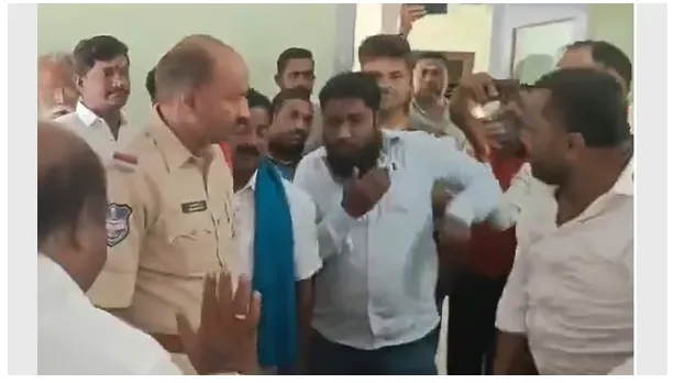 पुलिस के सामने शिक्षक को थप्पड़ मारने का आरोप पुलिस के सामने शिक्षक को थप्पड़ मारने का आरोप
