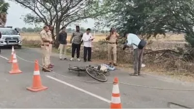 तेलंगाना के करीमनगर में हत्या की वारदात के बाद घटनास्थल पर जांच करती पुलिस टीम। मौके पर फॉरेंसिक विशेषज्ञों ने साक्ष्य जुटाए, जबकि सड़क पर मृतक की साइकिल भी दिखाई दे रही है। | Source: NDTV.COM
