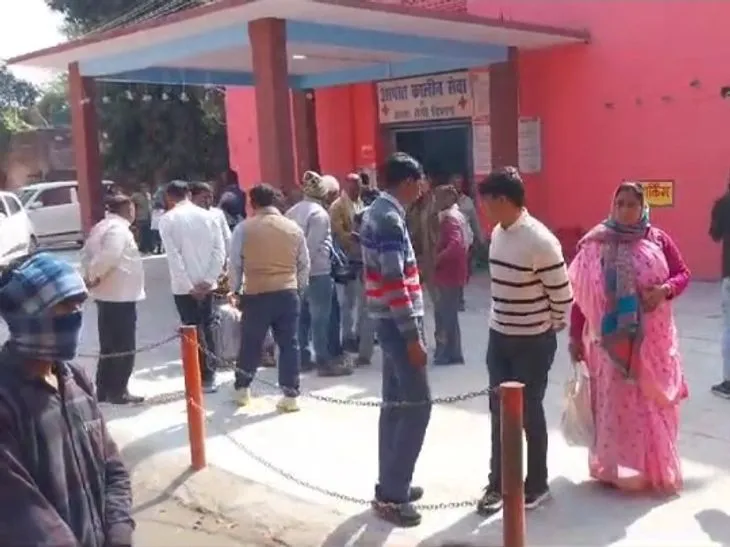 भदोही में करंट लगने से वेल्डर की मौत के बाद घटनास्थल पर जुटे ग्रामीण और पुलिस। | Source: Social media