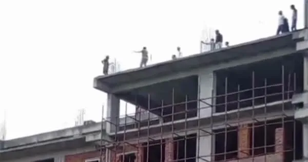 गोरखपुर में शादी की जिद पर निर्माणाधीन AIIMS की छत पर चढ़ी युवती | Source: Social media