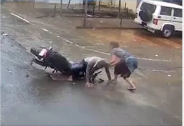 बारिश में पानी से भरा गड्ढा बना काल,