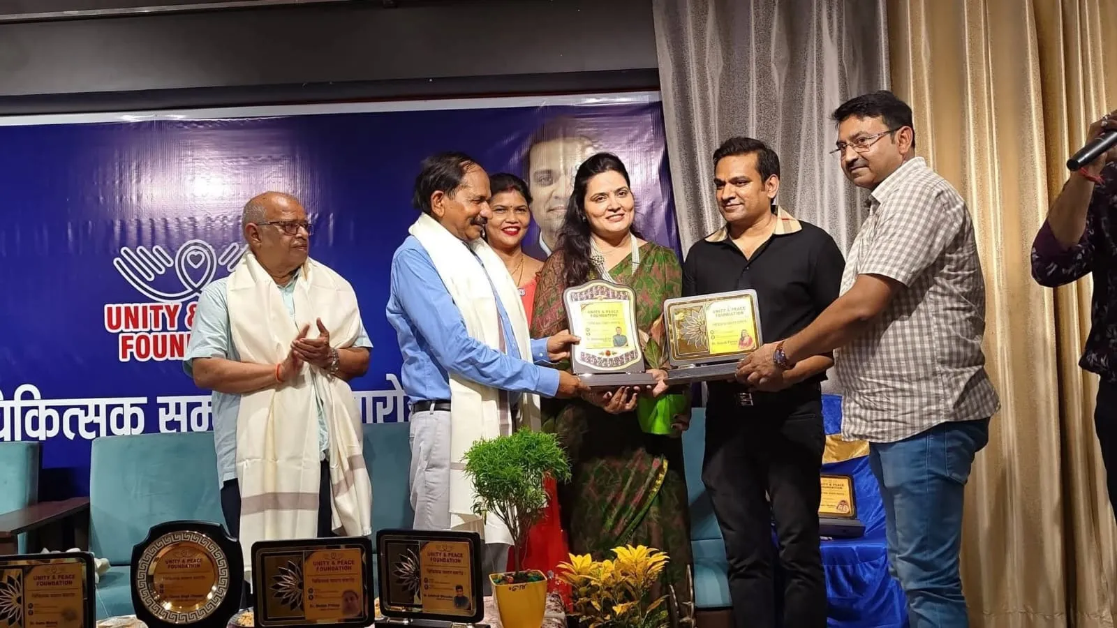 सिवान में डॉक्टर डे पर डॉ. शाहनवाज़ आलम द्वारा आयोजित भव्य चिकित्सक सम्मान समारोह