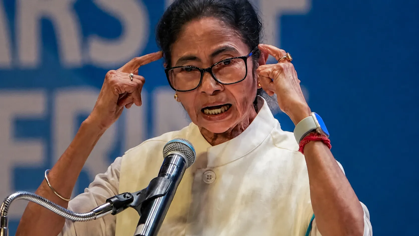फेसबुक लाइव के दौरान बागी नेताओं पर तीखा हमला बोलते हुए अपनी बात रखतीं टीएमसी प्रमुख ममता बनर्जी। | Source: NDtv.com फेसबुक लाइव के दौरान बागी नेताओं पर तीखा हमला बोलते हुए अपनी बात रखतीं टीएमसी प्रमुख ममता बनर्जी। | Source: NDtv.com