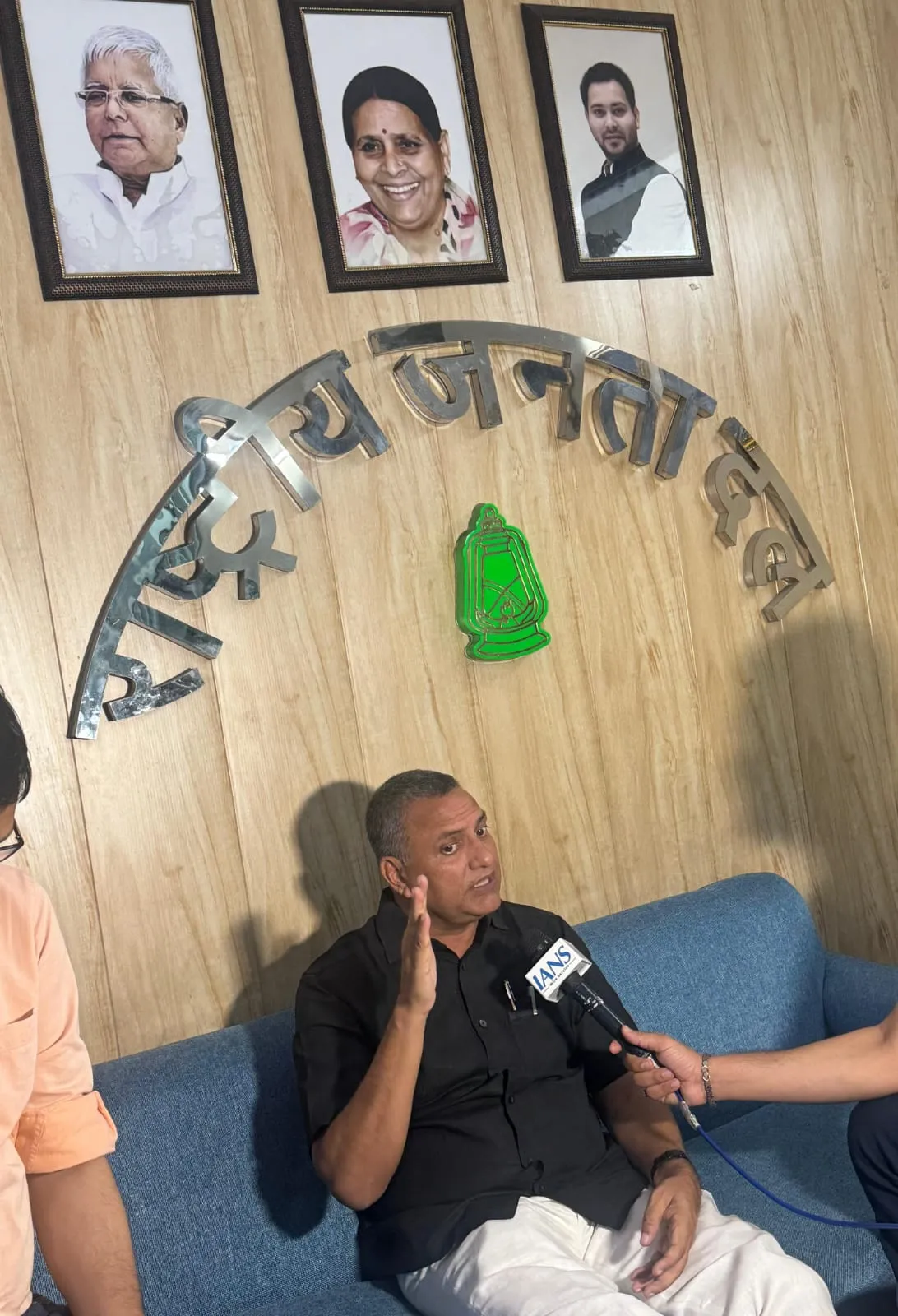 पिपरा कोठी किसान आंदोलन को लेकर प्रेस कॉन्फ्रेंस करते सांसद सुधारकर सिंह। | Source: Kalamlok