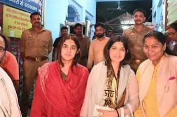 काशी विश्वनाथ और संकट मोचन मंदिर पहुंचीं डिंपल काशी विश्वनाथ और संकट मोचन मंदिर पहुंचीं डिंपल
