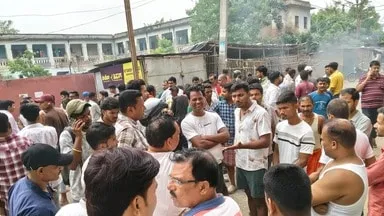 दरभंगा बम विस्फोट के बाद घायल मजदूर की मौत पर सड़क जाम कर प्रदर्शन करते ग्रामीण। | Source: Chrome