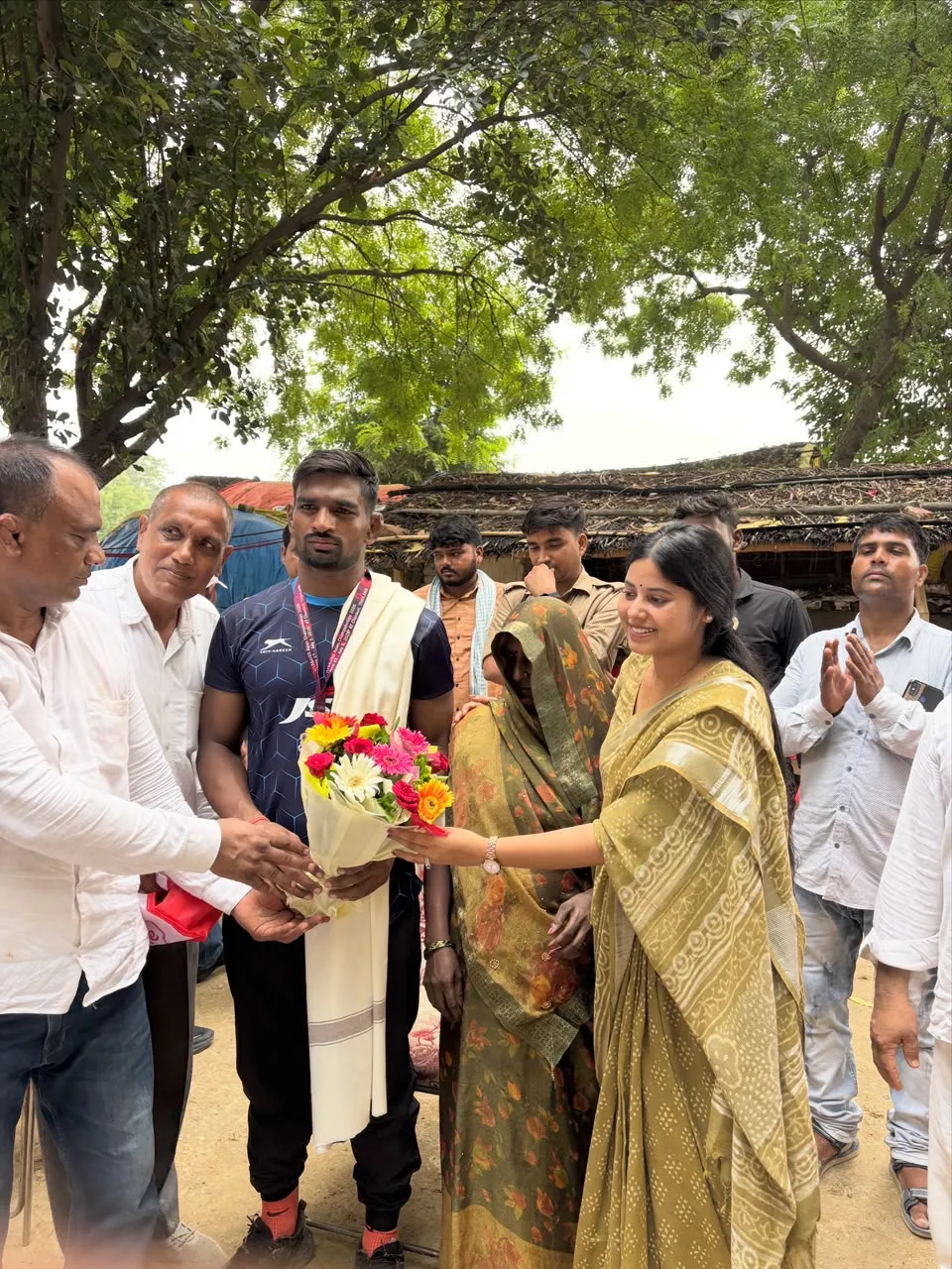 सांसद प्रिया सरोज ने रजत पदक विजेता सौरभ यादव को सम्मानित किया।