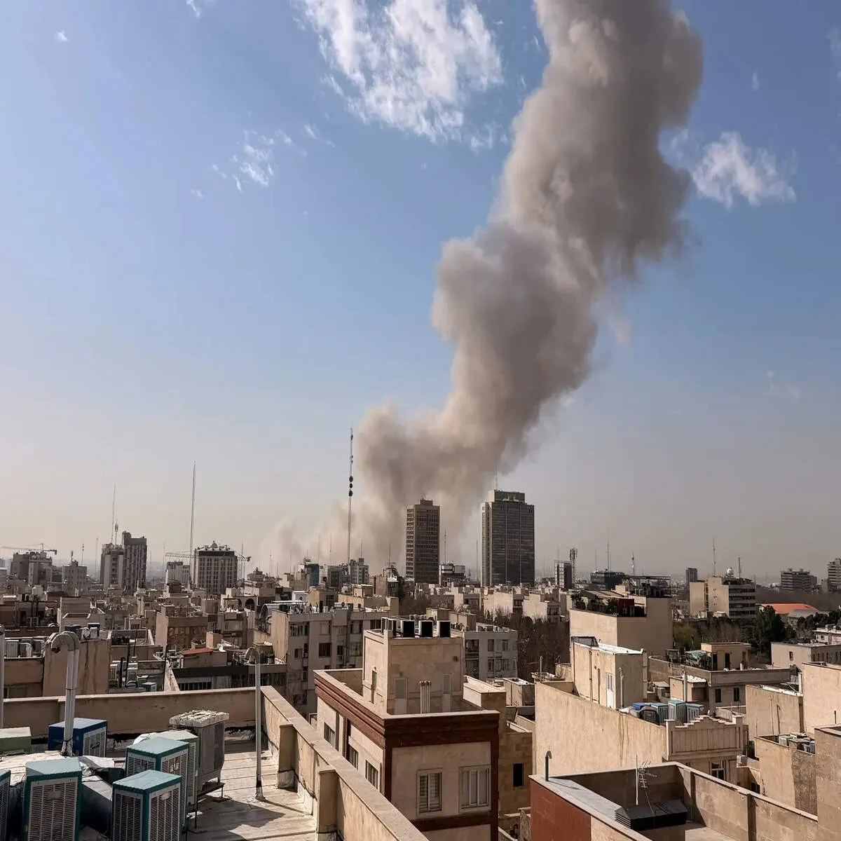 Iran-Middle East-America Conflict: खामेनेई के जनाजे के बाद एक्शन में तेहरान, ईरान ने बहरीन, कतर और यूएई में मिसाइल और ड्रोन हमले किए! | Source: Times of India.com