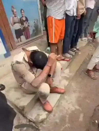 पटना में शराब के नशे में पकड़े गए पुलिसकर्मी | Source: Chrome