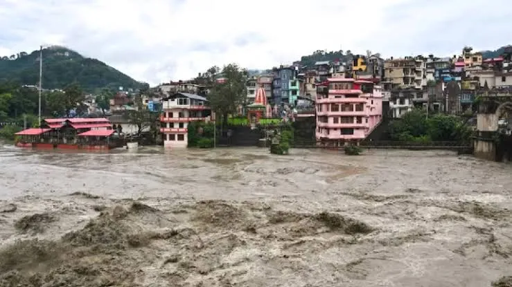 अनंतनाग में बादल फटने के बाद पहलगाम क्षेत्र में बाढ़ से प्रभावित होटल | Source: Chrome अनंतनाग में बादल फटने के बाद पहलगाम क्षेत्र में बाढ़ से प्रभावित होटल | Source: Chrome