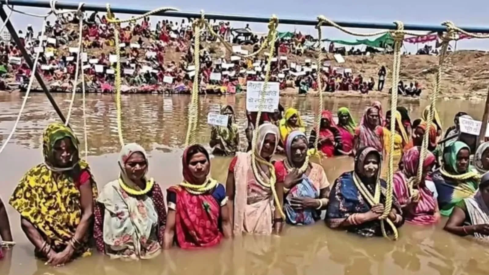 छतरपुर में केन-बेतवा परियोजना के विरोध में प्रतीकात्मक फांसी सत्याग्रह करतीं आदिवासी महिलाएं। | Source: Chrome