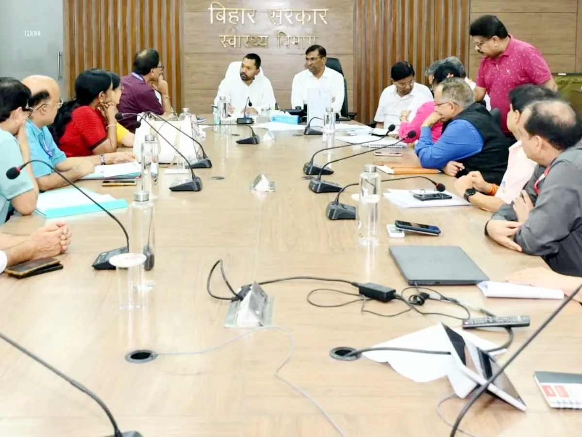 स्वास्थ्य मंत्री निशांत कुमार विभागीय समीक्षा बैठक में अधिकारियों के साथ | Source: social media