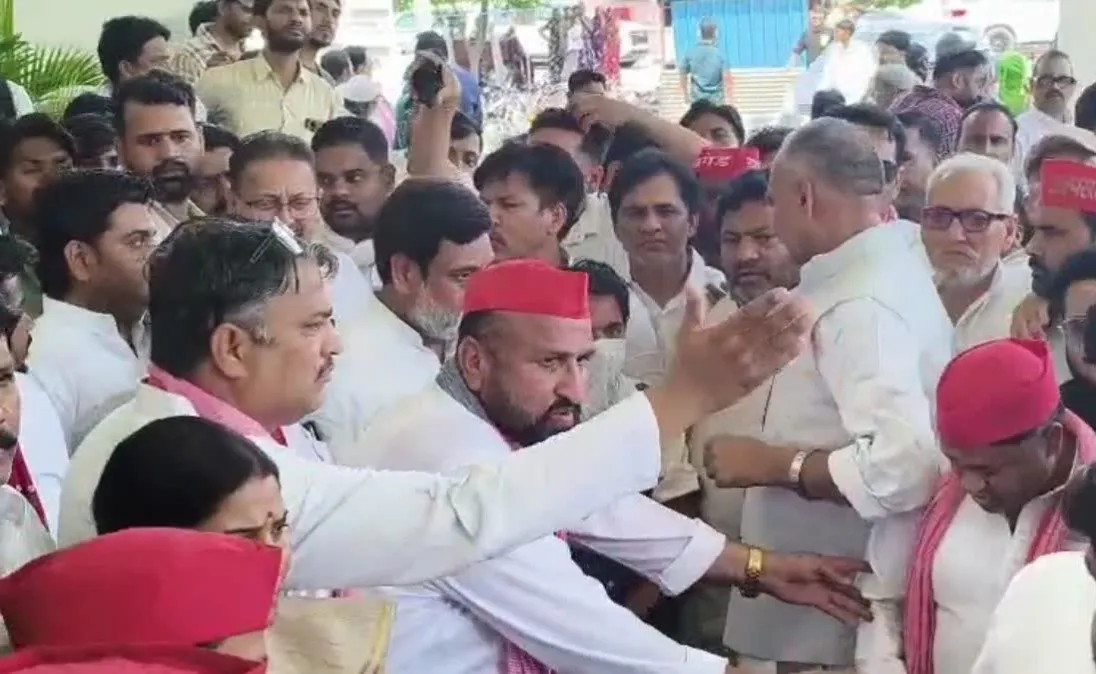 अलीगढ़ गैंगरेप पीड़िता से मुलाकात करते समाजवादी पार्टी का प्रतिनिधिमंडल। | Source: Chrome अलीगढ़ गैंगरेप पीड़िता से मुलाकात करते समाजवादी पार्टी का प्रतिनिधिमंडल। | Source: Chrome