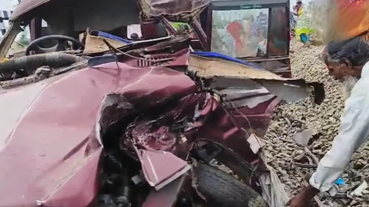 Murshidabad Train Accident: छात्रों से भरी स्कूल वैन को ट्रेन ने मारी टक्कर, 2 स्टूडेंट समेत 3 की मौत; हादसे का वीडियो आया सामने | Source: NDtv.com