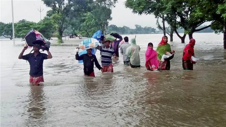 बिहार में लगातार बारिश से बढ़ा बाढ़ का खतरा बिहार में लगातार बारिश से बढ़ा बाढ़ का खतरा