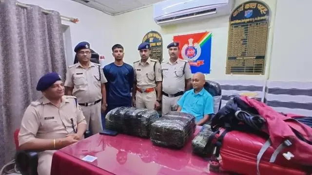 जब्त गांजा के साथ गिरफ्तार तस्कर। सौ. रेल पुलिस | Source: Jagran