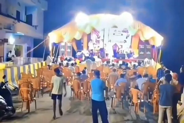 Buxar News: 26 करोड़ के बंद रेलवे ओवरब्रिज पर बर्थडे पार्टी, डांस का वीडियो वायरल होते ही पुलिस ने दर्ज की FIR | Source: NDtv.com Buxar News: 26 करोड़ के बंद रेलवे ओवरब्रिज पर बर्थडे पार्टी, डांस का वीडियो वायरल होते ही पुलिस ने दर्ज की FIR | Source: NDtv.com
