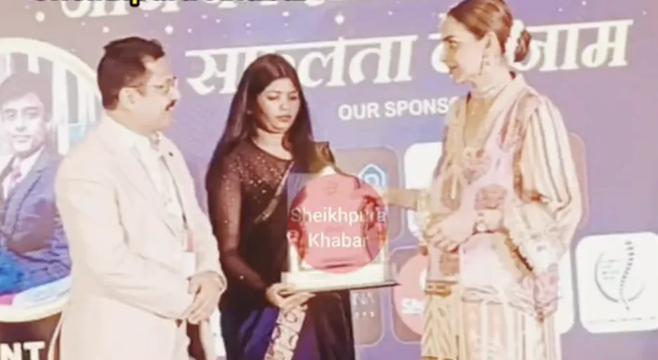 ईमाम गजाली को सम्मानित करती अभिनेत्री ईशा देओल