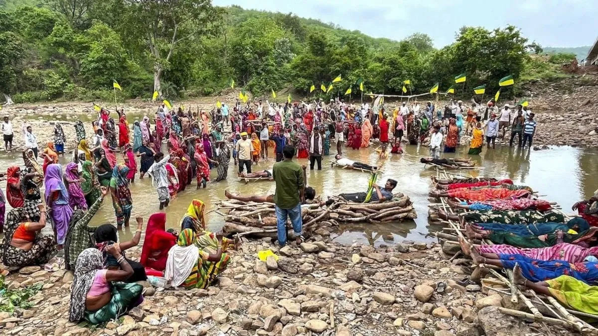Ken-Betwa Project Protest:केन-बेतवा प्रोजेक्ट का विरोध कर रहे किसानों पर पूलिस का एक्शन, धरना दे रहे प्रदर्शकारियों को पुलिस ने धरनास्थल से हटाया | Source: Aajtak.com