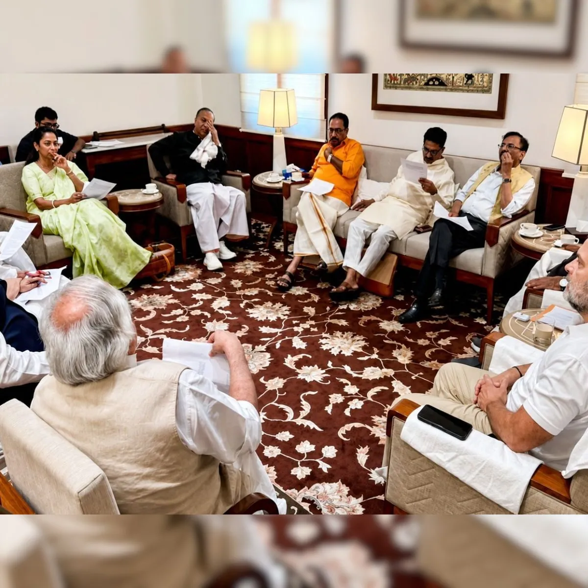 मॉनसून सत्र से पहले कांग्रेस से अलग बैठने की मांग करते डीएमके सांसद। | Source: Chrome मॉनसून सत्र से पहले कांग्रेस से अलग बैठने की मांग करते डीएमके सांसद। | Source: Chrome