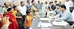 लखीमपुर खीरी में समाधान दिवस के दौरान डीएम से न्याय की गुहार लगाता 13 वर्षीय छात्र। | Source: Chrome