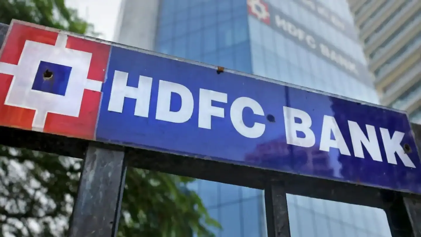HDFC Bank Share Crisis: Q1FY27 रिजल्ट के बाद 5% लुढ़का एचडीएफसी बैंक का शेयर, कमजोर अर्निंग्स के बावजूद बुलिश हैं ब्रोकरेज हाउस | Source: News bytes. Com
